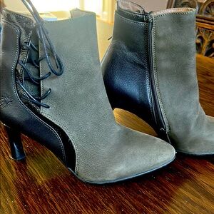 Fly London Stylish Black leather Women's Ankle Boots